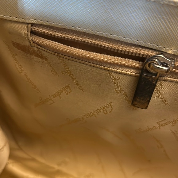 Salvatore Ferragamo Gancini Leather Handbag Off-White - Picture 5 of 16